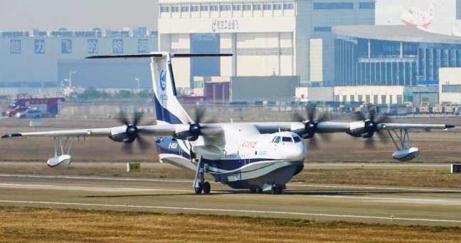 初飛行に成功した、中国が自主開発している水陸両用機「ＡＧ６００」＝中国広東省珠海（新華社＝共同）